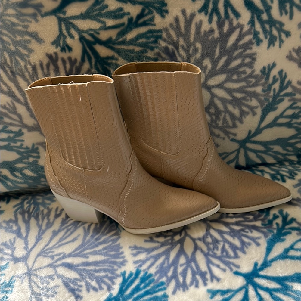 Tan Ankle Boots with Ribbed Texture and Pointed Toe